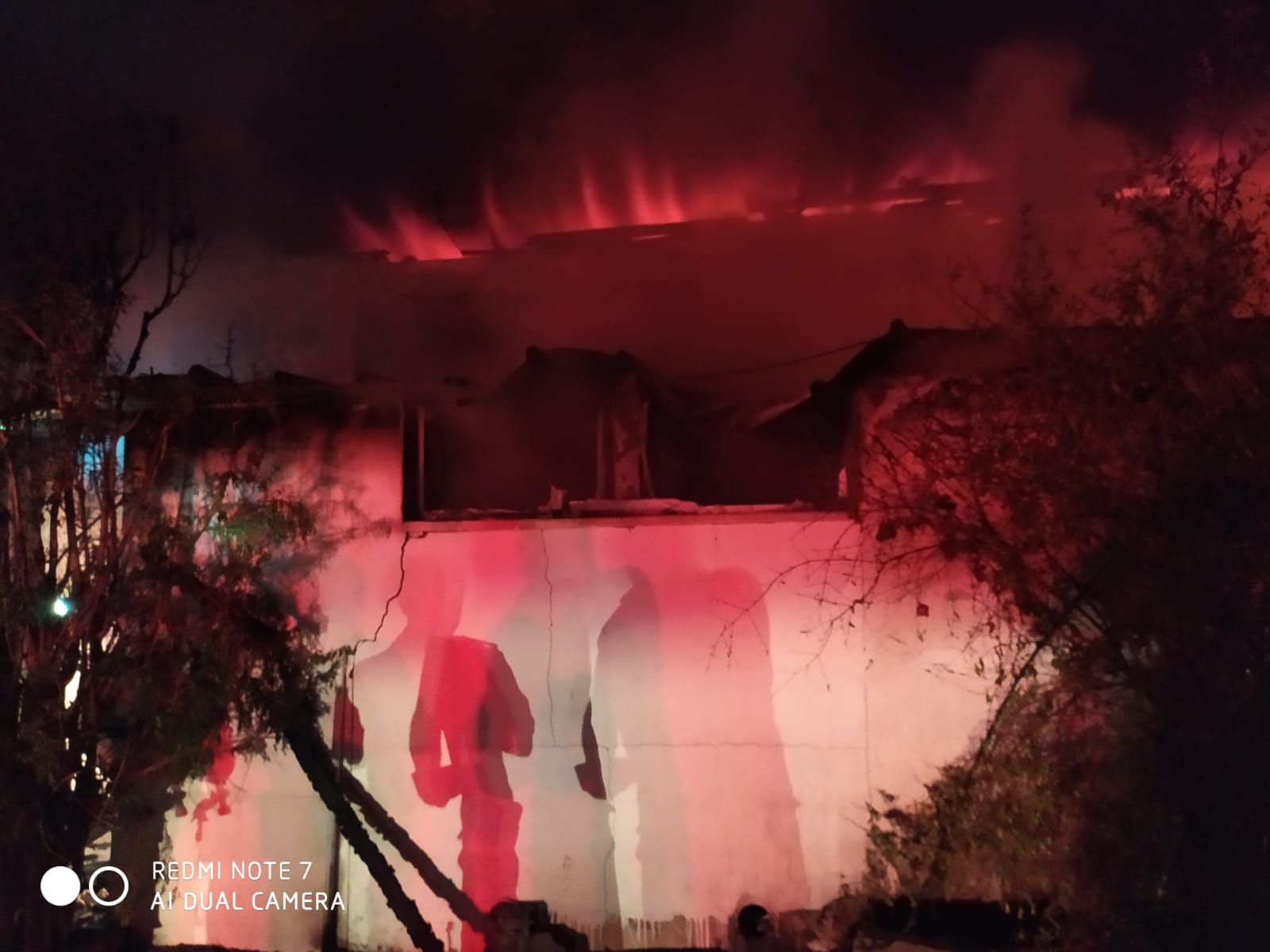 המבנה עולה בלהבות (צילום: דוברות כיבוי והצלה נגב מערבי)